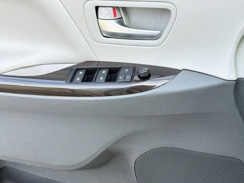 Used 2017 Toyota Sienna XLE w/ XLE Navigation Package FWD image 23