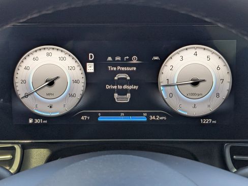 Used 2025 Hyundai Elantra Limited image 26