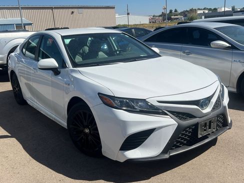 Used 2020 Toyota Camry SE image 2