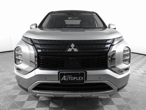 Used 2023 Mitsubishi Outlander SE image 2