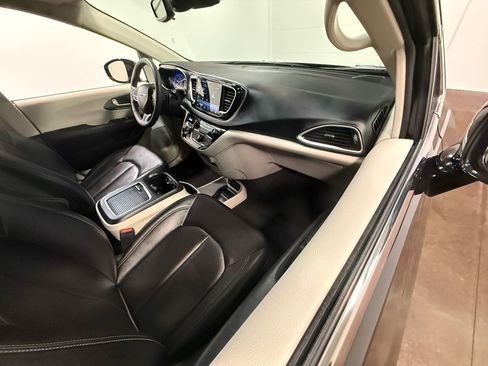 Used 2024 Chrysler Pacifica Touring-L image 57