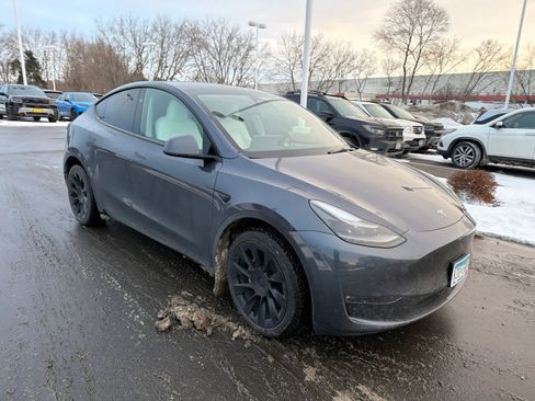 Used 2023 Tesla Model Y AWD image 3