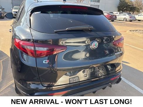 Used 2022 Alfa Romeo Stelvio Veloce image 5