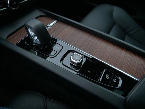 Certified 2023 Volvo XC60 T8 Plus w/ Protection Package Premier image 17