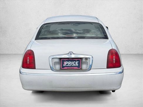 Used 2000 Lincoln Town Car Signature RWD image 6