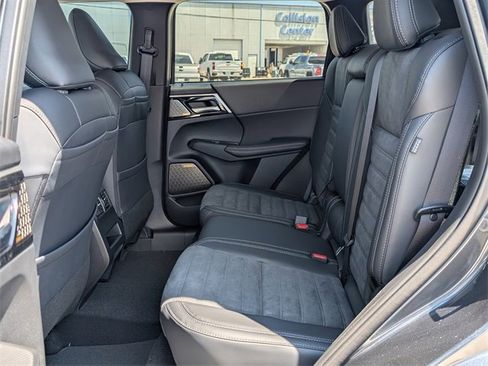 New 2025 Mitsubishi Outlander SE image 25