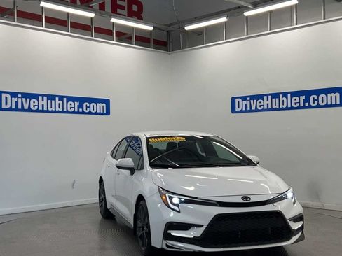 Used 2025 Toyota Corolla SE w/ Convenience Package FWD image 3