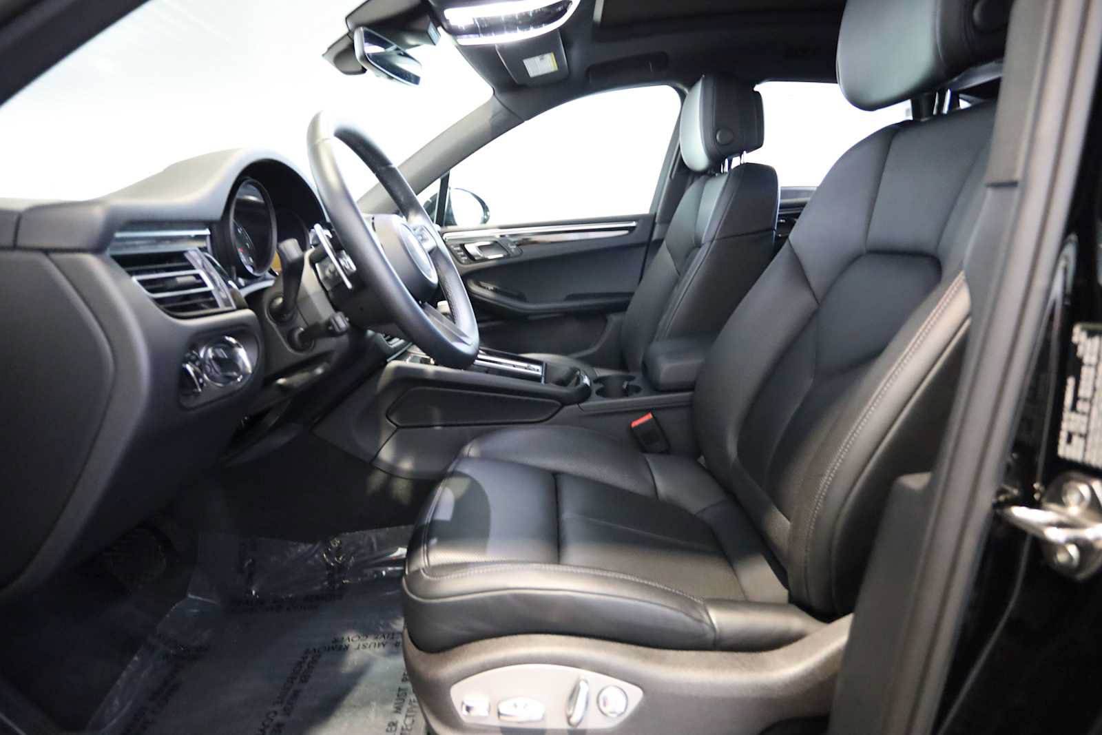Used 2025 Porsche Macan AWD/4WD image 23