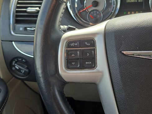 Used 2016 Chrysler Town & Country Touring image 21