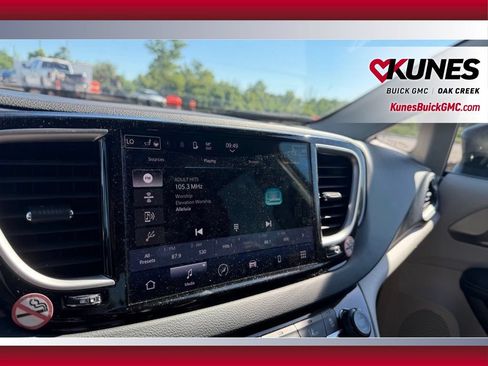 Used 2023 Chrysler Pacifica Touring-L FWD image 29