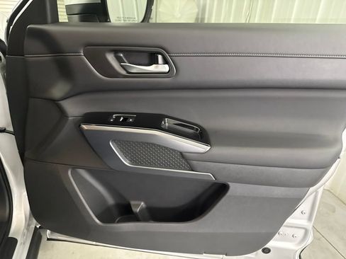 Used 2025 Nissan Pathfinder SL w/ Black Appearance Package FWD image 22