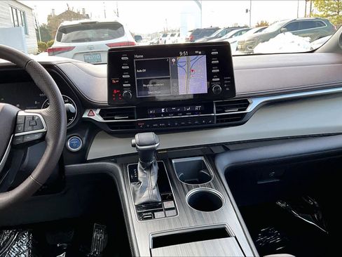 Used 2022 Toyota Sienna Platinum image 7
