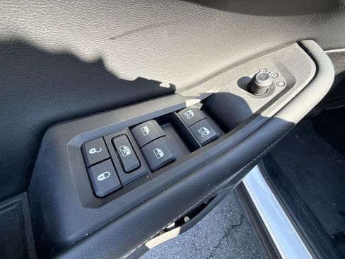 Used 2025 Jeep Grand Cherokee Laredo AWD/4WD image 19