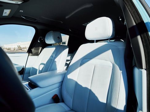 Used 2022 Rolls-Royce Cullinan Black Badge w/ Dark Exterior Package image 43