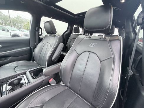 Used 2025 Chrysler Pacifica Limited FWD image 24