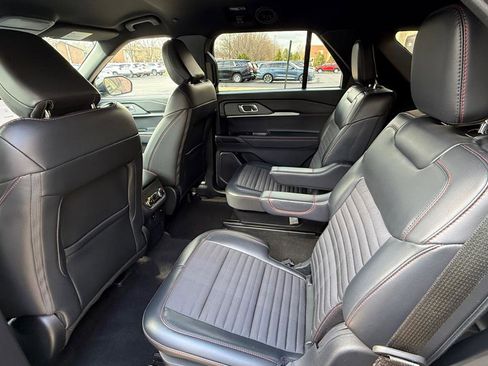 Used 2025 Ford Explorer ST-Line image 19