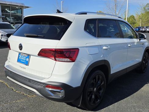 Certified 2022 Volkswagen Taos SE w/ Panoramic Sunroof Package image 6