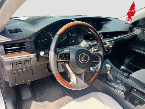 Used 2016 Lexus ES 350 w/ Premium Package w/Wood Trim FWD image 9