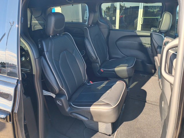 Used 2025 Chrysler Pacifica Limited w/ Uconnect Theater Family Group FWD image 9