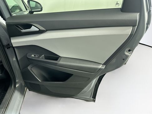 Used 2023 Volkswagen Taos SE w/ Panoramic Sunroof Package FWD image 31
