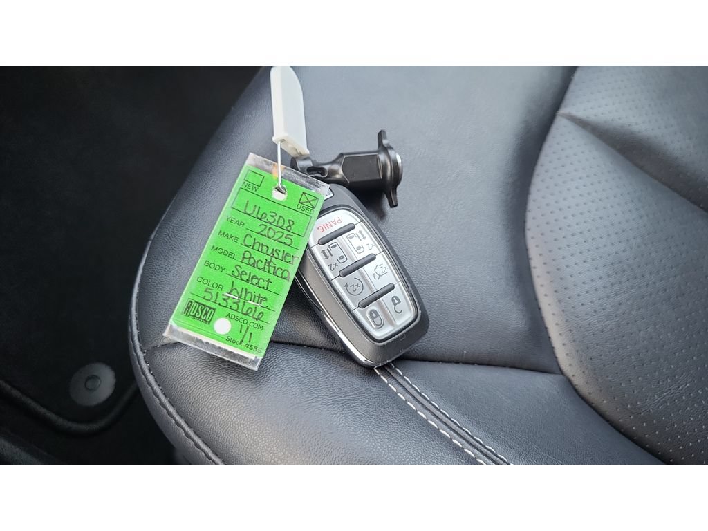Used 2025 Chrysler Pacifica Select FWD image 27