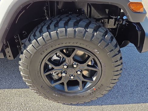 Used 2025 Jeep Gladiator Sport AWD/4WD image 8