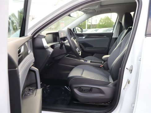 Used 2025 Volkswagen Tiguan SE w/ Panoramic Sunroof Package AWD/4WD image 12