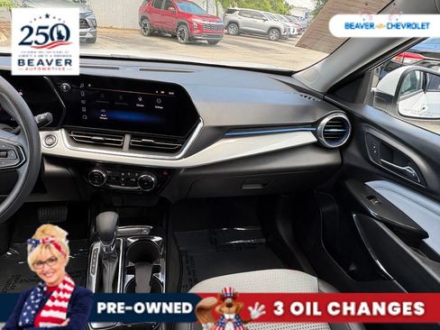 Used 2025 Chevrolet Trax LT FWD image 17