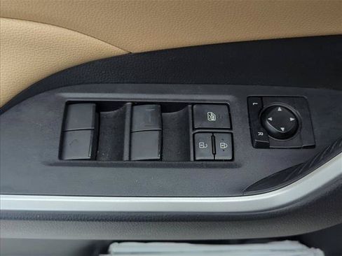 Used 2021 Toyota RAV4 LE FWD image 9
