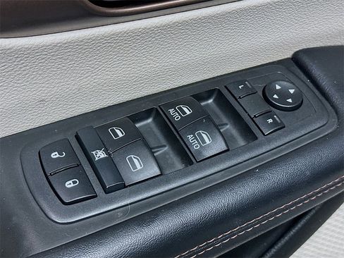 Used 2018 Chrysler Pacifica Touring-L image 18