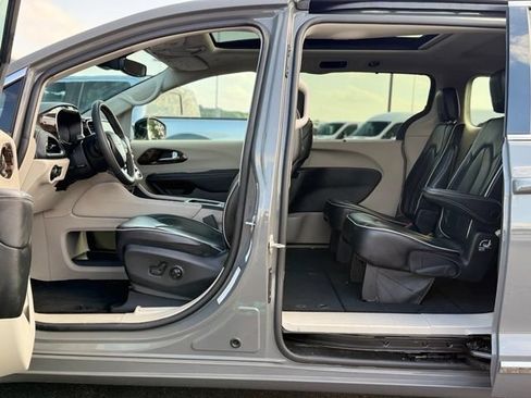 Used 2023 Chrysler Pacifica Limited FWD image 12
