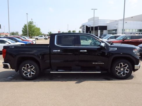 Used 2023 GMC Sierra 1500 SLT w/ SLT Premium Plus Package AWD/4WD image 8