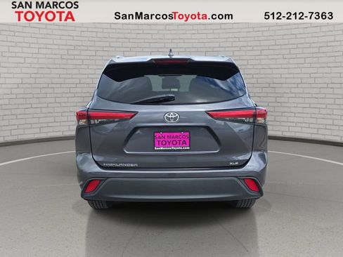 Used 2021 Toyota Highlander XLE FWD image 7
