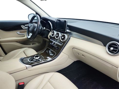 Used 2019 Mercedes-Benz GLC 300 4MATIC w/ Premium Package image 24