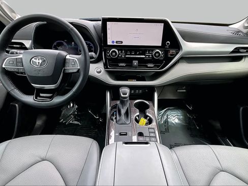 Used 2025 Toyota Highlander Platinum AWD/4WD image 16