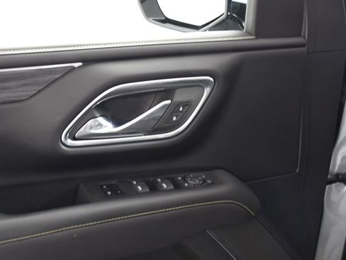 Used 2023 GMC Yukon XL SLT w/ SLT Premium Package image 15