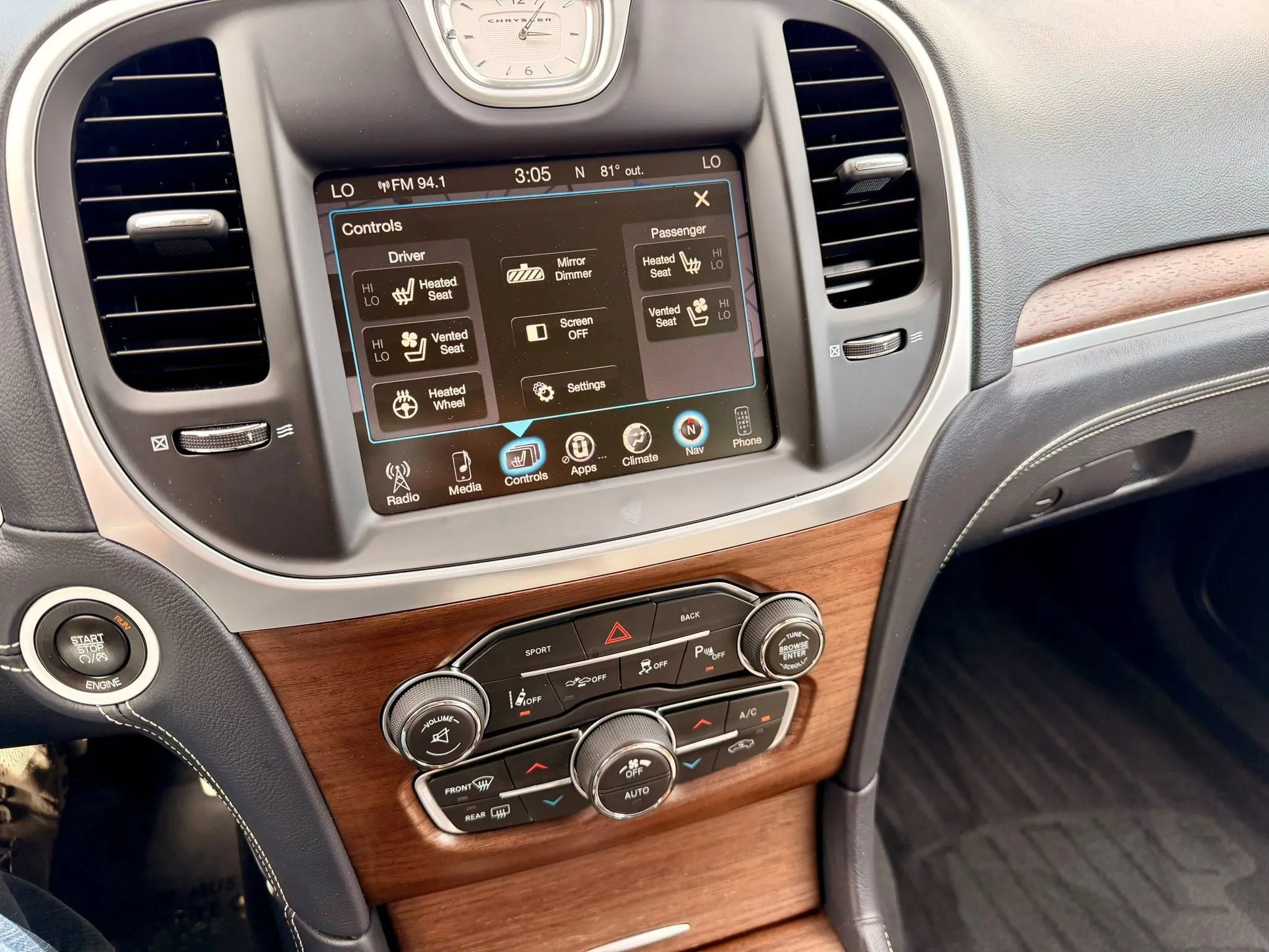 Used 2015 Chrysler 300 C Platinum w/ Harman/Kardon Audio Group AWD/4WD image 17