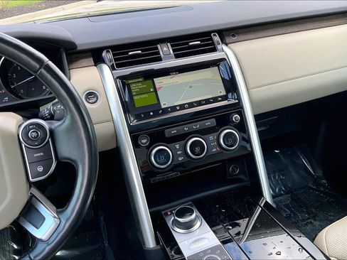 Used 2017 Land Rover Discovery HSE AWD/4WD image 6