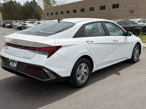 New 2026 Hyundai Elantra SE FWD image 6