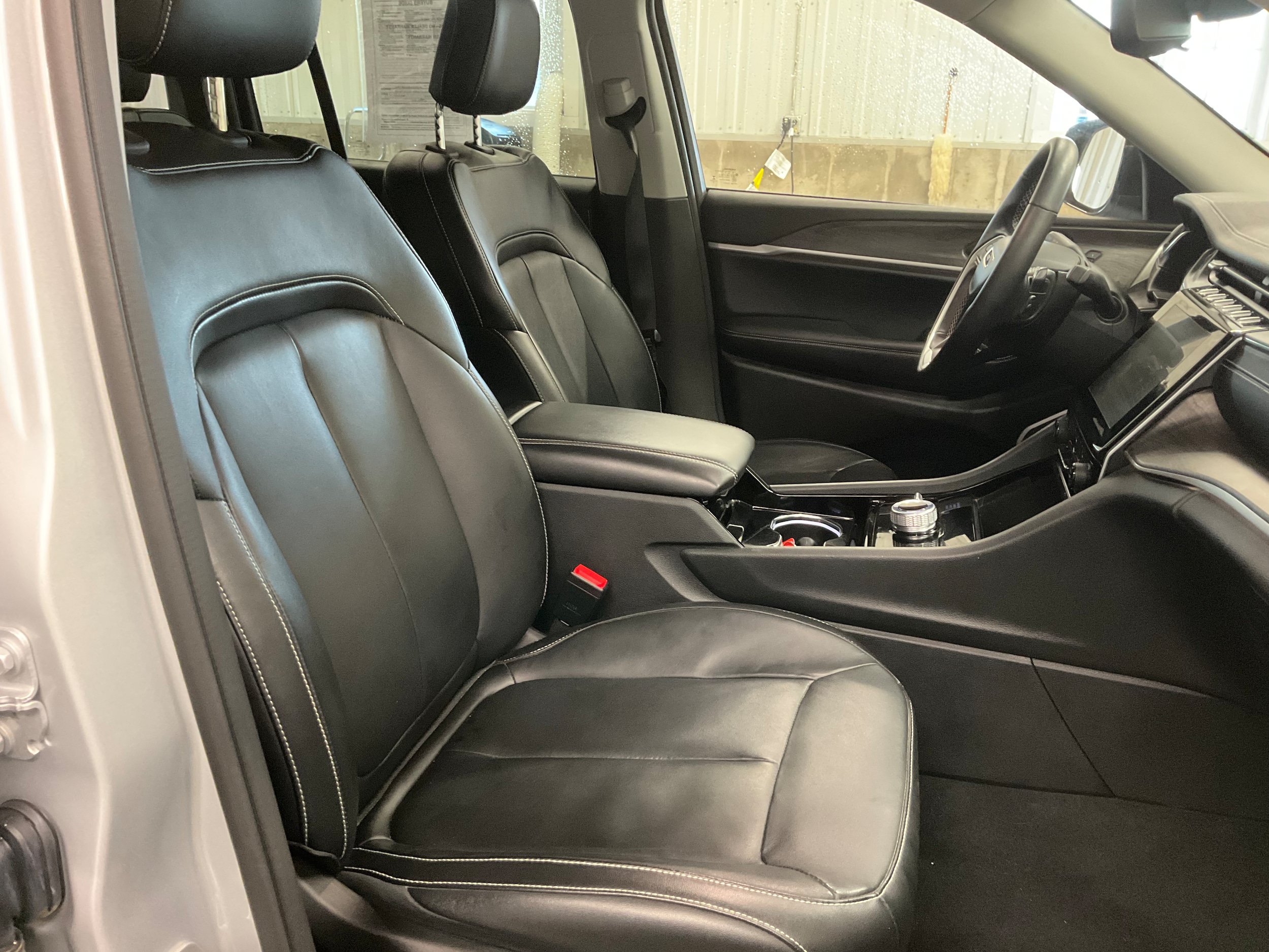 Used 2022 Jeep Grand Cherokee Limited AWD/4WD image 30