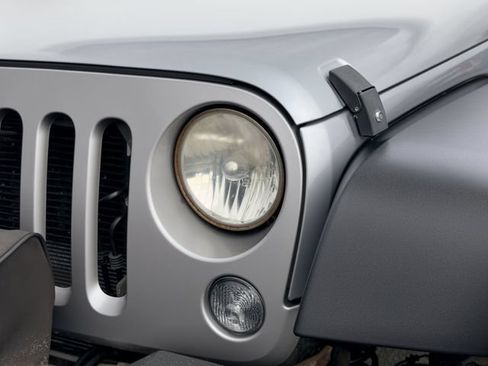 Used 2014 Jeep Wrangler Unlimited Sahara w/ Mopar Chrome Edition Group AWD/4WD image 9