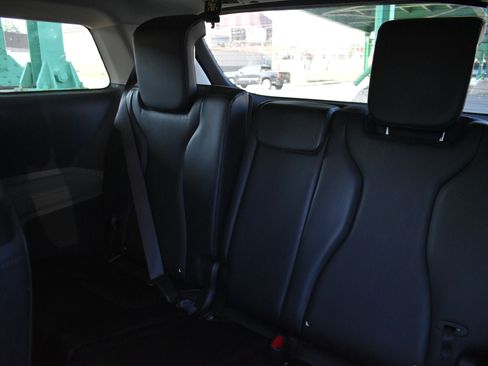 Used 2025 Kia Carnival FWD image 18