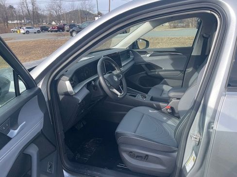 New 2025 Volkswagen Tiguan SE image 5