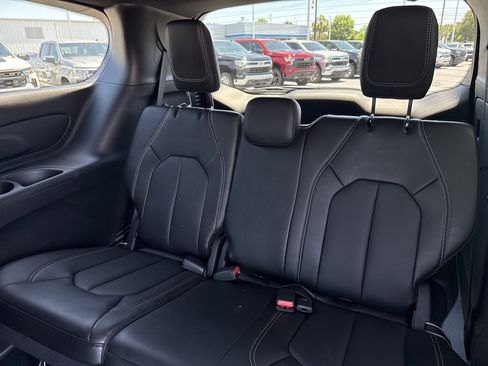Used 2025 Chrysler Pacifica Select FWD image 30