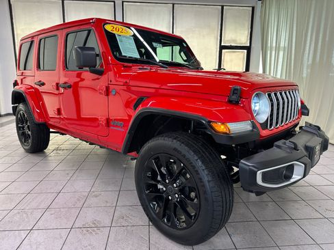 Used 2025 Jeep Wrangler Unlimited Sahara w/ Safety Group AWD/4WD image 2