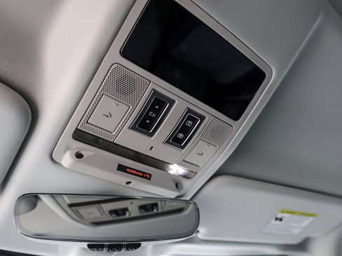 Used 2024 Land Rover Defender 110 X-Dynamic SE image 21