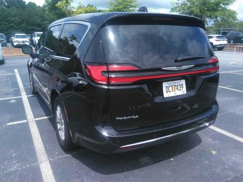 Certified 2025 Chrysler Pacifica Select FWD image 3