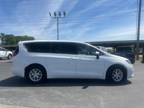 Used 2022 Chrysler Voyager LX FWD image 5
