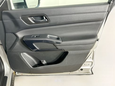 Used 2025 Nissan Pathfinder SV AWD/4WD image 33