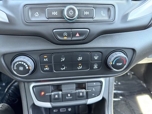 Used 2024 GMC Terrain SLE FWD image 30